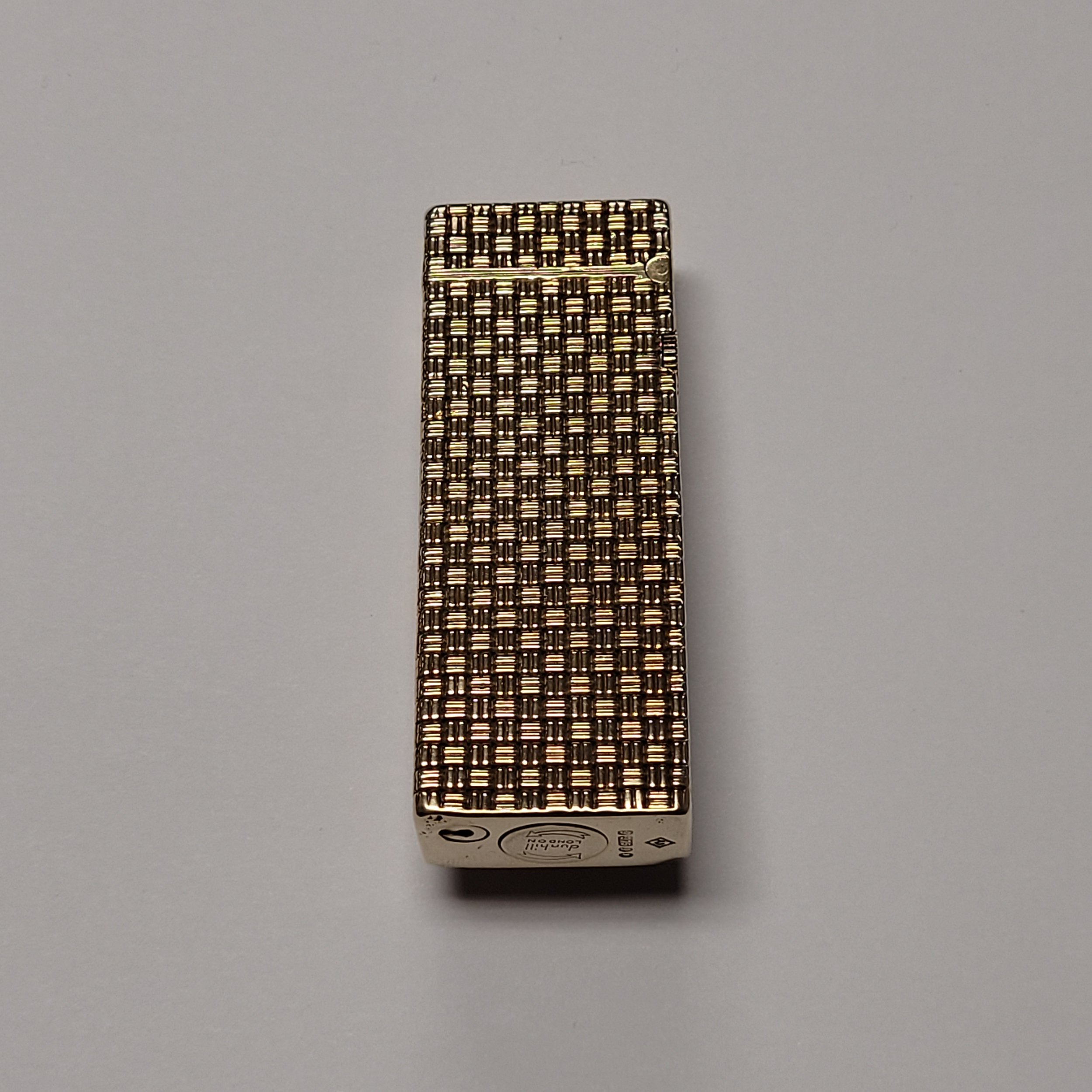 Alfred Dunhill Rollagas 9K Gold Outer Jacker Lion Emblem — Elegant Lighters :: Selling & repairing high-end and vintage lighters since 1957! – S.T. Alfred Dunhill Rollagas 9K Gold Outer Jacker Lion Emblem — Elegant Lighters :: Selling & repairing high-end and vintage lighters since 1957! – S.T.